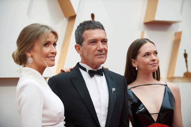 Nicole Kimpel, Oscar nominee Antonio Banderas, and Stella Banderas arrive on the red carpet of The 92nd Oscars at the Dolby Theatre in Hollywood, CA on Sunday, February 9, 2020. Los Angeles CA USA  Copyright: xRobertxGladdenx 33967071PLX