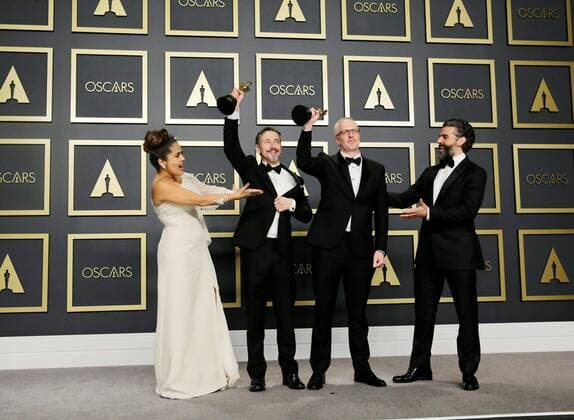 Sound editors Mark Taylor and Stuart Wilson pose with their Oscar awards for Sound Mix for the film 1917 with actors Salma Hayek (L) and Oscar Isaac (R) during the 92nd Annual Academy Awards ceremony, at the Dolby Theater in Hollywood, California, US, 09 February 2020. EFE Armando Arorizo 92nd Annual Academy Awards ceremony in Hollywood !ACHTUNG: NUR REDAKTIONELLE NUTZUNG!  Copyright: xArmandoxArorizox AME879 20200210-637169063508878569