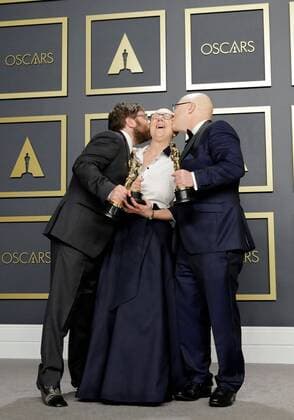 Filmmakers Jeff Reichert, Julia Reichert and Steven Bognar pose in the press room with their Oscar for Best Documentary for American Factory during the 92nd Annual Academy Awards ceremony, at the Dolby Theater in Hollywood, California, US, 09 February 2020. EFE Armando Arorizo 92nd Annual Academy Awards ceremony in Hollywood !ACHTUNG: NUR REDAKTIONELLE NUTZUNG!  Copyright: xArmandoxArorizox AME886 20200210-637169064163703994