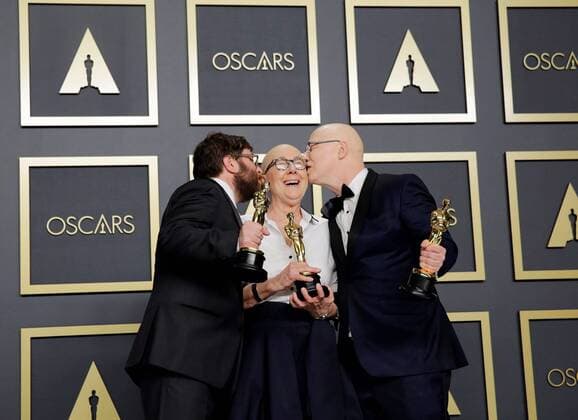 Filmmakers Jeff Reichert, Julia Reichert and Steven Bognar pose in the press room with their Oscar for Best Documentary for American Factory during the 92nd Annual Academy Awards ceremony, at the Dolby Theater in Hollywood, California, US, 09 February 2020. EFE Armando Arorizo 92nd Annual Academy Awards ceremony in Hollywood !ACHTUNG: NUR REDAKTIONELLE NUTZUNG!  Copyright: xArmandoxArorizox AME890 20200210-637169065432807580
