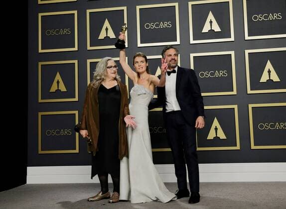 Filmmaker Carol Dysinger (c) and director Elena Andreicheva (L) pose in the press room with their Oscars for Best Documentary Short for Learning to Skateboard in a Warzone (If You re a Girl), along with the actor American Mark Ruffalo (R) during the 92nd Annual Academy Awards ceremony, at the Dolby Theater in Hollywood, California, US, 09 February 2020. EFE Armando Arorizo 92nd Annual Academy Awards ceremony in Hollywood !ACHTUNG: NUR REDAKTIONELLE NUTZUNG!  Copyright: xArmandoxArorizox AME891 20200210-637169065466557549