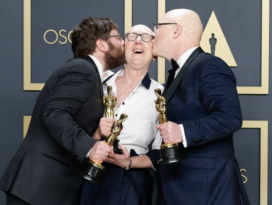 Entertainment Themen der Woche KW06 Entertainment Bilder des Tages (L-R) Steven Bognar, Julia Reichert and Jeff Reichert, winners of Best Documentary Feature for American Factory, appear backstage with their Oscar during the 92nd annual Academy Awards at Loews Hollywood Hotel in the Hollywood section of Los Angeles on Sunday, February 9, 2020.  LAP20200209743 JOHNxANGELILLO