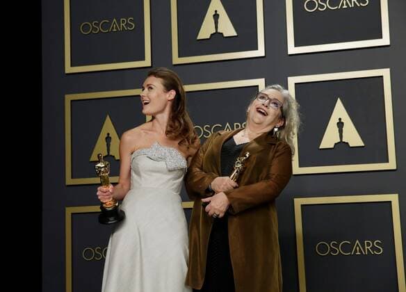 Filmmaker Carol Dysinger (c) and director Elena Andreicheva (L) pose in the press room with their Oscars for Best Documentary Short for Learning to Skateboard in a Warzone (If You re a Girl), during the 92nd Annual Academy Awards ceremony, at the Dolby Theater in Hollywood, California, US, 09 February 2020. EFE Armando Arorizo 92nd Annual Academy Awards ceremony in Hollywood !ACHTUNG: NUR REDAKTIONELLE NUTZUNG!  Copyright: xArmandoxArorizox AME899 20200210-637169066842364500
