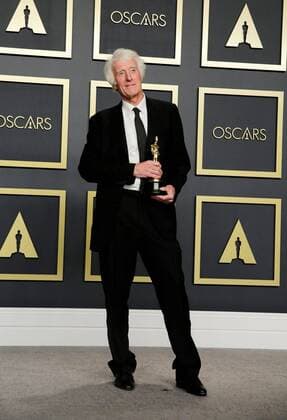 Entertainment Bilder des Tages Photography director Roger Deakins poses in the press room with his Oscar for Best Cinematography for the film 1917 during the 92nd Annual Academy Awards ceremony, at the Dolby Theater in Hollywood, California, US, 09 February 2020. EFE Armando Arorizo 92nd Annual Academy Awards ceremony in Hollywood !ACHTUNG: NUR REDAKTIONELLE NUTZUNG!  Copyright: xArmandoxArorizox AME908 20200210-637169071951545125