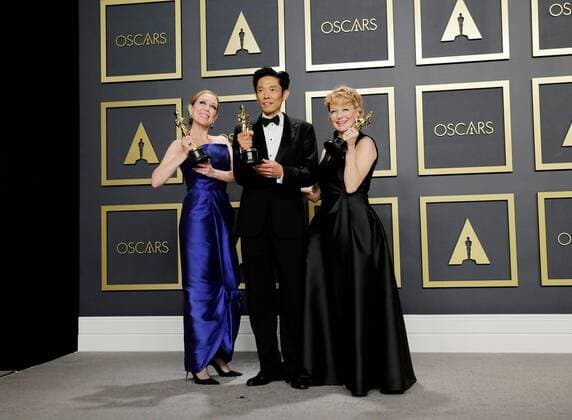 Entertainment Bilder des Tages Makeup and style artists Anne Morgan, Kazu Hiro and Vivian Baker pose in the press room with their Oscars for Best Makeup and Hairstyle for the film Bombshell during the 92nd Annual Academy Awards ceremony, at the Dolby Theater in Hollywood, California, US, 09 February 2020. EFE Armando Arorizo 92nd Annual Academy Awards ceremony in Hollywood !ACHTUNG: NUR REDAKTIONELLE NUTZUNG!  Copyright: xArmandoxArorizox AME927 20200210-637169080808440827