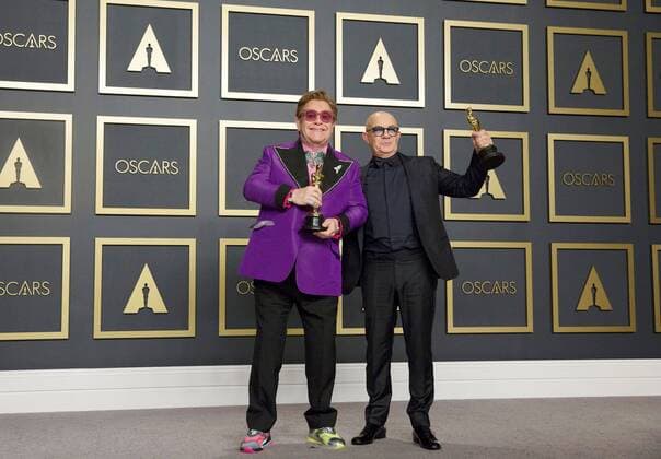 Musician Elton John (L) and lyricist Bernie Taupin pose in the press room with their Oscars for Best Original Song for (I m Gonna) Love Me Again for the movie Rocketman during the 92nd Annual Academy Awards ceremony, at the Dolby Theater in Hollywood, California, US, 09 February 2020. EFE Armando Arorizo 92nd Annual Academy Awards ceremony in Hollywood !ACHTUNG: NUR REDAKTIONELLE NUTZUNG!  Copyright: xArmandoxArorizox AME945 20200210-637169088852925623