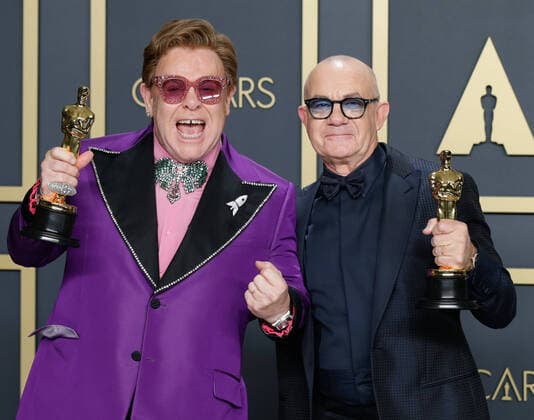 Entertainment Themen der Woche KW06 Entertainment Bilder des Tages Elton John (L) and Bernie Taupin, winners of Best Original Song for (I m Gonna) Love Me Again for Rocketman, appear backstage with their Oscars, during the 92nd annual Academy Awards at Loews Hollywood Hotel in the Hollywood section of Los Angeles on Sunday, February 9, 2020.  LAP20200209798 JOHNxANGELILLO