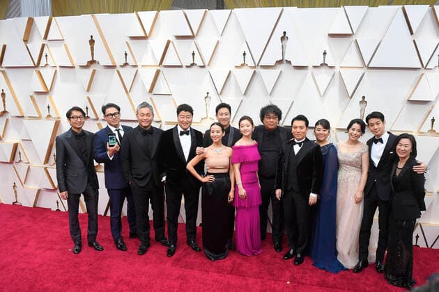 February 9, 2020, Los Angeles, California, USA: Director BONG JOON-HO with the cast and crew of his film Parasite during red carpet arrivals for the 92nd Academy Awards. The movie won the Oscar for Best Picture, a first for a foreign-language film. Los Angeles USA - ZUMAz03_ 20200209_zbp_z03_091 Copyright: xKevinxSullivanx