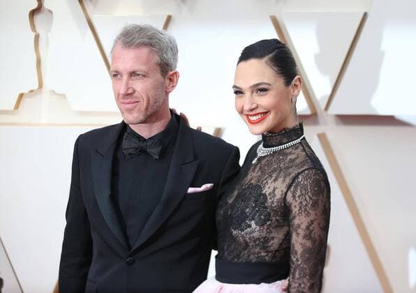 (200210) -- LOS ANGELES, Feb. 10, 2020 -- Gal Gadot and her husband Yaron Varsano arrive for the red carpet of the 92nd Academy Awards at the Dolby Theatre in Los Angeles, the United States, Feb. 9, 2020. ) U.S.-LOS ANGELES-OSCARS-RED CARPET LixYing 