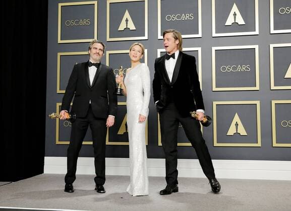 Oscar winners Joaquin Phoenix (L), Best Actor ( Joker ); Renee Zellweger (C), Best Actress ( Judy ), and Brad Pitt, Best Supporting Actor (Once Upon a Time... In Hollywood ), pose in the press room during the 92nd Annual Academy Awards ceremony, at the Dolby Theater in Hollywood, California, US, 09 February 2020. EFE Armando Arorizo 92nd Annual Academy Awards ceremony in Hollywood !ACHTUNG: NUR REDAKTIONELLE NUTZUNG!  Copyright: xArmandoxArorizox AME963 20200210-637169124314807803