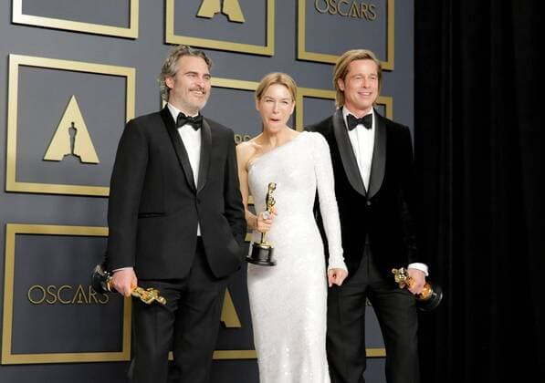 Oscar winners Joaquin Phoenix (L), Best Actor ( Joker ); Renee Zellweger (C), Best Actress ( Judy ), and Brad Pitt, Best Supporting Actor (Once Upon a Time... In Hollywood ), pose in the press room during the 92nd Annual Academy Awards ceremony, at the Dolby Theater in Hollywood, California, US, 09 February 2020. EFE Armando Arorizo 92nd Annual Academy Awards ceremony in Hollywood !ACHTUNG: NUR REDAKTIONELLE NUTZUNG!  Copyright: xArmandoxArorizox AME967 20200210-637169124353557854