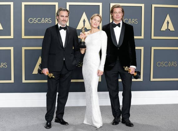 2020 Bilder des Jahres, Entertainment 02 Februar Entertainment Themen der Woche KW06 Entertainment Bilder des Tages (L-R) Joaquin Phoenix, winner of Best Actor in a Leading Role for Joker, Renée Zellweger, winner of Best Actress in a Leading Role for Judy, and Brad Pitt, winner of Best Actor in a Supporting Role for Once Upon A Time In Hollywood, appear backstage with their Oscars during the 92nd annual Academy Awards at Loews Hollywood Hotel in the Hollywood section of Los Angeles on Sunday, February 9, 2020.  LAP20200209860 JOHNxANGELILLO