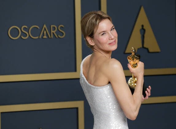 Renée Zellweger, winner of Best Actress in a Leading Role for Judy appears backstage with her Oscar during the 92nd annual Academy Awards at Loews Hollywood Hotel in the Hollywood section of Los Angeles on Sunday, February 9, 2020.  LAP20200209879 JOHNxANGELILLO
