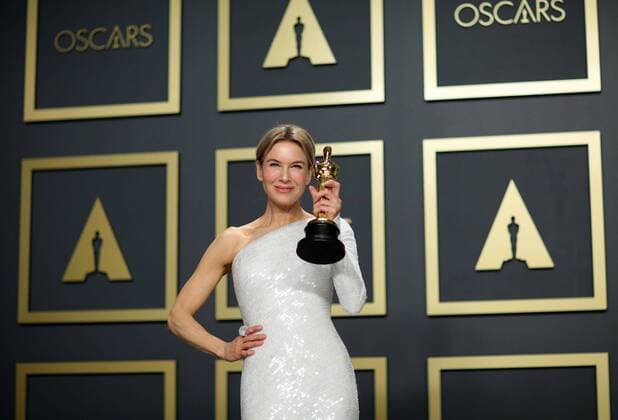 US actress Renée Zellweger poses in the press room with her Oscar for Best Leading Actress for her role in the film Judy during the 92nd Annual Academy Awards ceremony, at the Dolby Theater in Hollywood, California, US, 09 February 2020. EFE Armando Arorizo 92nd Annual Academy Awards ceremony in Hollywood !ACHTUNG: NUR REDAKTIONELLE NUTZUNG!  Copyright: xArmandoxArorizox AME972 20200210-637169126269092217