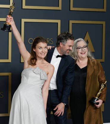 Carol Dysinger (R) and Elena Andreicheva (L), winners of Best Documentary Feature for Learning to Skateboard in a Warzone (If You re a Girl), appear backstage with Mark Ruffalo and their Oscar during the 92nd annual Academy Awards at Loews Hollywood Hotel in the Hollywood section of Los Angeles on Sunday, February 9, 2020.  LAP202002092074 JOHNxANGELILLO