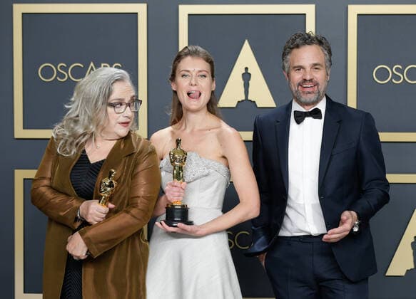 (L-R) Carol Dysinger and Elena Andreicheva, winners of Best Documentary Feature for Learning to Skateboard in a Warzone (If You re a Girl), appear backstage with Mark Ruffalo and their Oscar during the 92nd annual Academy Awards at Loews Hollywood Hotel in the Hollywood section of Los Angeles on Sunday, February 9, 2020.  LAP202002092076 JOHNxANGELILLO