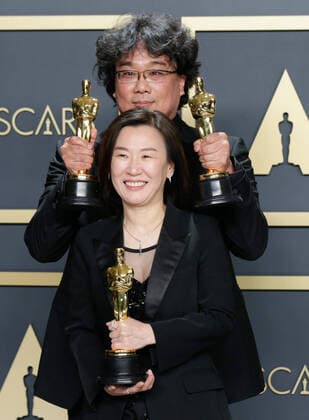 Bong Joon-ho (Back) and Kwak Sin-ae, winners of Best Original Screenplay, Best Director and Best Picture for Parasite, appear backstage with his Oscar during the 92nd annual Academy Awards at Loews Hollywood Hotel in the Hollywood section of Los Angeles on Sunday, February 9, 2020.  LAP20200209906 JOHNxANGELILLO