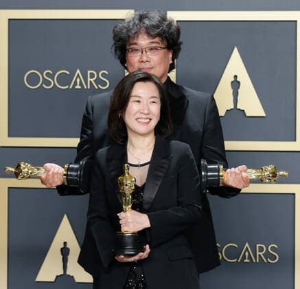 Bong Joon-ho (Back) and Kwak Sin-ae, winners of Best Original Screenplay, Best Director and Best Picture for Parasite, appear backstage with his Oscar during the 92nd annual Academy Awards at Loews Hollywood Hotel in the Hollywood section of Los Angeles on Sunday, February 9, 2020.  LAP20200209907 JOHNxANGELILLO