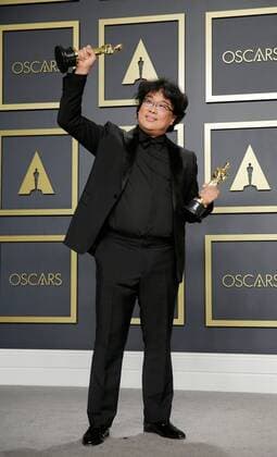 South Korean film director Bong Joon-ho poses in the press room with his two Oscars for Best Director and Best Motion Picture for the film Parasite during the 92nd Annual Academy Awards ceremony, at the Dolby Theater in Hollywood, California, US, 09 February 2020. EFE Armando Arorizo 92nd Annual Academy Awards ceremony in Hollywood !ACHTUNG: NUR REDAKTIONELLE NUTZUNG!  Copyright: xArmandoxArorizox AME1002 20200210-637169145957919010