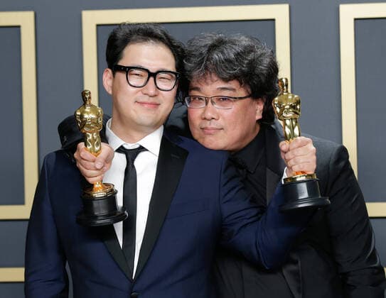Han Jin-won (L) and Bong Joon-ho, winner of Best Original Screenplay, Best Director and Best Picture for Parasite, appear backstage with his Oscar during the 92nd annual Academy Awards at Loews Hollywood Hotel in the Hollywood section of Los Angeles on Sunday, February 9, 2020.  LAP202002092119 JOHNxANGELILLO