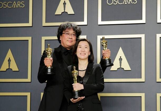 South Korean film director Bong Joon-ho (L) and South Korean producer Kwak Sin-ae (R) pose in the press room with three of the four Oscars of the film Parasite (Best Director, Best Motion Picture, Best International Film and Best Original Screenplay) during the 92nd Annual Academy Awards ceremony, at the Dolby Theater in Hollywood, California, US, 09 February 2020. EFE Armando Arorizo 92nd Annual Academy Awards ceremony in Hollywood !ACHTUNG: NUR REDAKTIONELLE NUTZUNG!  Copyright: xArmandoxArorizox AME1010 20200210-637169147352160291