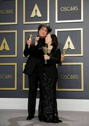 South Korean film director Bong Joon-ho (L) and South Korean producer Kwak Sin-ae (R) pose in the press room with three of the four Oscars of the film Parasite (Best Director, Best Motion Picture, Best International Film and Best Original Screenplay) during the 92nd Annual Academy Awards ceremony, at the Dolby Theater in Hollywood, California, US, 09 February 2020. EFE Armando Arorizo 92nd Annual Academy Awards ceremony in Hollywood !ACHTUNG: NUR REDAKTIONELLE NUTZUNG!  Copyright: xArmandoxArorizox AME1008 20200210-637169147956433992