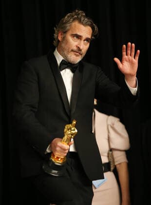 (200210) -- LOS ANGELES, Feb. 10, 2020 -- Joaquin Phoenix poses for photos after winning the Best Actor award for Joker at the 92nd Academy Awards ceremony at the Dolby Theatre in Los Angeles, the United States, Feb. 9, 2020. ) U.S.-LOS ANGELES-OSCARS-BEST ACTOR LixYing 