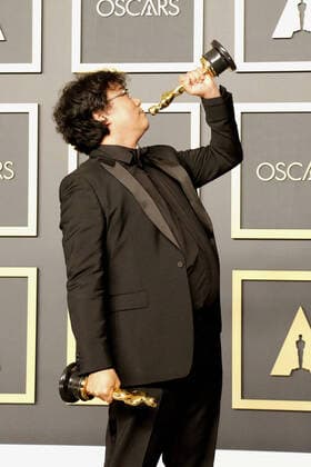 Bong Joon ho, the director and award winner Best Film and Directing at the Winner Photocall at the 92 Academy Awards Oscars on 9 02 220 at the Press Room in Hollywood, Los Angeles 92th Annual Academy Awards Press Room Winner Photocall