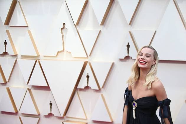 (200210) -- LOS ANGELES, Feb. 10, 2020 -- Margot Robbie arrives for the red carpet of the 92nd Academy Awards at the Dolby Theater in Los Angeles, the United States, on Feb. 9, 2020. ) U.S.-LOS ANGELES-OSCARS-RED CARPET LixYing 