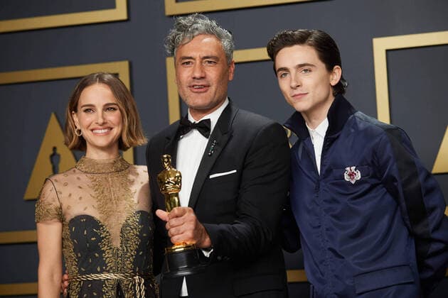 Taika Waititi poses with the Oscar for Adapted Screenplay with Natalie Portman and Timothee Chalamet during the live ABC Telecast of The 92nd Oscars at the Dolby Theatre in Hollywood, CA on Sunday, February 9, 2020. Los Angeles CA USA  Copyright: xNickxAgrox 339671004PLX