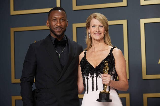 Laura Dern poses with Mahershala Ali backstage with the Oscar for Actress In A Supporting Role during the live ABC Telecast of The 92nd Oscars at the Dolby Theatre in Hollywood, CA on Sunday, February 9, 2020. Los Angeles CA USA  Copyright: xNickxAgrox 339671013PLX