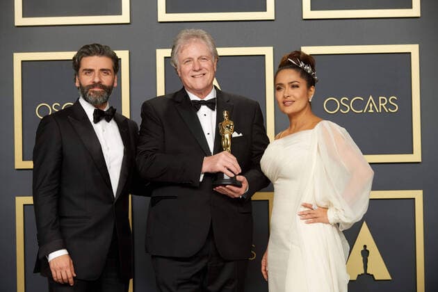 Oscar Isaac and Salma Hayek-Pinault pose with Donald Sylvester, winner of the Oscar for Sound Editing to Donald Sylvester during the live ABC Telecast of The 92nd Oscars at the Dolby Theatre in Hollywood, CA on Sunday, February 9, 2020. Los Angeles CA USA  Copyright: xNickxAgrox 339671030PLX