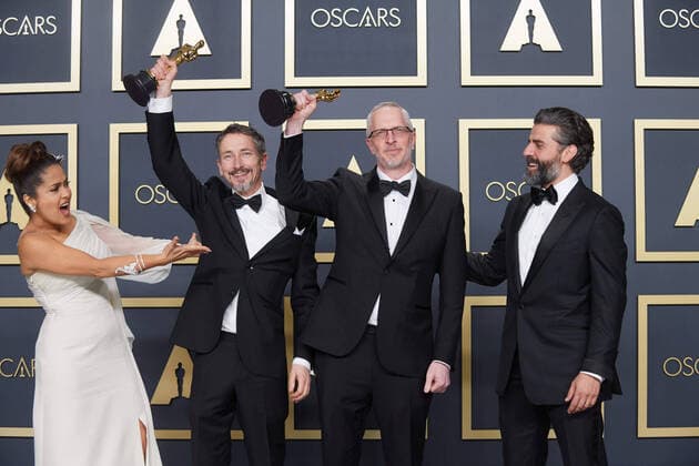 Salma Hayek, Stuart Wilson, Mark Taylor, Oscar Isaac pose backstage with the Oscar for Sound Mixing during the live ABC Telecast of The 92nd Oscars at the Dolby Theatre in Hollywood, CA on Sunday, February 9, 2020. Los Angeles CA USA  Copyright: xNickxAgrox 339671026PLX