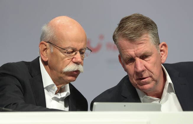 Hanover, 11 02 2020, The Chairman of the Supervisory Board of Tui AG, Dieter Zetsche l , and the Chief Executive Officer of the Tui Group, Friedrich Joussen, during the Tui Groups Annual General Meeting in the TUI Arena, Tui, the worlds largest travel group, presents its business figures for the first quarter