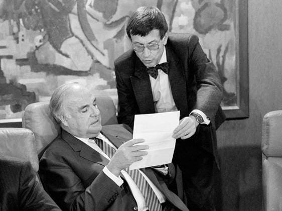 Bundeskanzler Helmut KOHL ( CDU ) und Bundesminister Heinz RIESENHUBER ( CDU ) bei einer Kabinettsitzung im November 1988 Chancellor Helmut KOHL ( CDU ) and Heinz RIESENHUBER ( CDU ) during a cabinet meeting in November 1988 *** Federal Chancellor Helmut KOHL CDU and Federal Minister Heinz RIESENHUBER CDU during a cabinet meeting in November 1988 Chancellor Helmut KOHL CDU and Heinz RIESENHUBER CDU during a cabinet meeting in November 1988