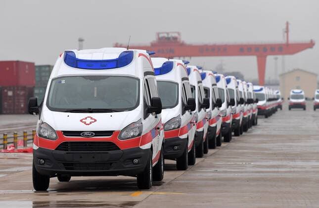 News Bilder des Tages (200212) -- NANCHANG, Feb. 12, 2020 -- Negative pressure ambulances wait to pull into a cargo train bound for Wuhan of Hubei Province at Xiangtang railway logistics base in Nanchang County, east China s Jiangxi Province, Feb. 12, 2020. A total of 72 negative pressure ambulances pulled into the China Railway special cargo train bound for Wuhan of Hubei Province to help fight the novel coronavirus epidemic. The Jiangling vehicles refitting company has rushed to work at full capacity after the novel coronavirus outbreak to ensure the sufficient supply of ambulances. ) CHINA-JIANGXI-NANCHANG-NEGATIVE PRESSURE AMBULANCE-AID-NOVEL CORONAVIRUS (CN) PengxZhaozhi 