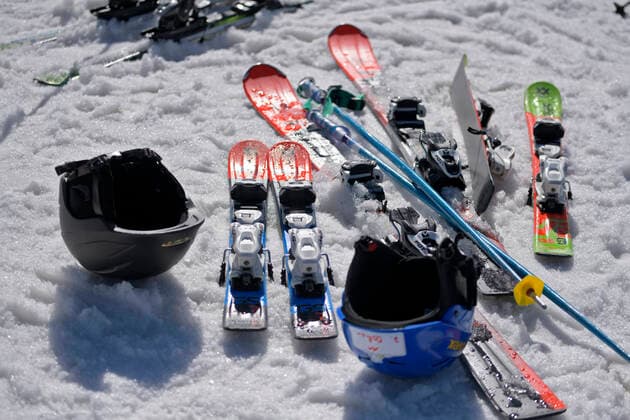 10 02 2020, Ski area Jungholz, in Austria skis are on the piste, the skier takes a break 10 02 2020, Ski area Jungholz 10 02 2020, Ski area Jungholz