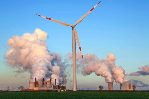  Windkraftanlage im Abendlicht, hinten RWE Power AG, Kraftwerk Neurath, Braunkohlekraftwerk, dampfende Schlote, Kohleausstieg, bei Neurath, Rheinisches Braunkohlerevier, Nordrhein-Westfalen, Deutschland, Europa *** Wind turbine in the evening light, back RWE Power AG, Neurath power plant, lignite power plant, steaming vents, coal exit, near Neurath, Rhenish lignite mining area, North Rhine-Westphalia, Germany, Europe Copyright: imageBROKER/HarryxLaub ibxhal05099209.jpg