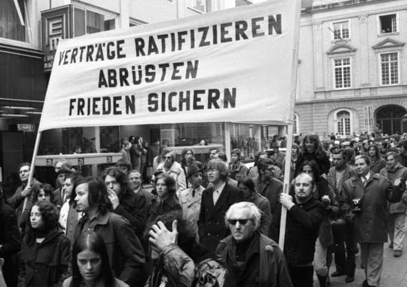 Demonstration fuer die Ratifizierung der Ostvertraege 1972 DEU, Deutschland, Bonn: Zu einer Demonstration fuer die Ratifizierung der Ostvertraege der Regierung Willy Brandt kamen mehrere tausend Demonstranten am 29.4.1972 nach Bonn. DEU, Germany, Bonn: Several thousand demonstrators came to Bonn on 29.4.1972 for a demonstration in favour of the ratification of the Eastern Treaties of the Willy Brandt government. NRW