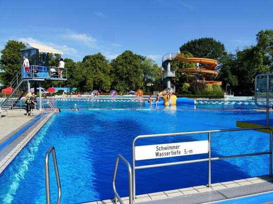 Outdoor pool with water slide in Elsdorf Late summers day in the outdoor pool of the town of Elsdorf In the foreground the diving pool with a water depth of 5 metres In the background a spiral-shaped water slide and the observation stand of the lifeguards and the supervisory staff Elsdorf, North Rhine-Westphalia, Germany, 14 09 2019 Copyright: JOKER PaulxEckenroth JOKER190914134028