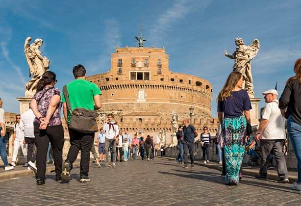 Tourists on the Ponte Sant Angelo with Castel Sant Angelo, Rome, Italy, Europe Copyright: imageBROKER/PetrxSvarc iblpsi05105026.jpg