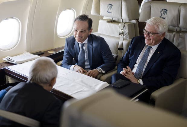 News Bilder des Tages Bundesaussenminister Heiko Maas (L), SPD, Bundespraesident Frank-Walter Steinmeier (R), SPD, und der Praesident des Deutschen Bundestages, Wolfgang Schaeuble, in einem Flugzeug der Flugbereitschaft. Berlin, 14.02.2020. Berlin Germany *** Federal Foreign Minister Heiko Maas L , SPD, Federal President Frank Walter Steinmeier R , SPD, and the President of the German Bundestag, Wolfgang Schaeuble, in an aircraft of the Berlin Airports Authority, 14 02 2020 Berlin Germany Copyright: xXanderxHeinl photothek.netx