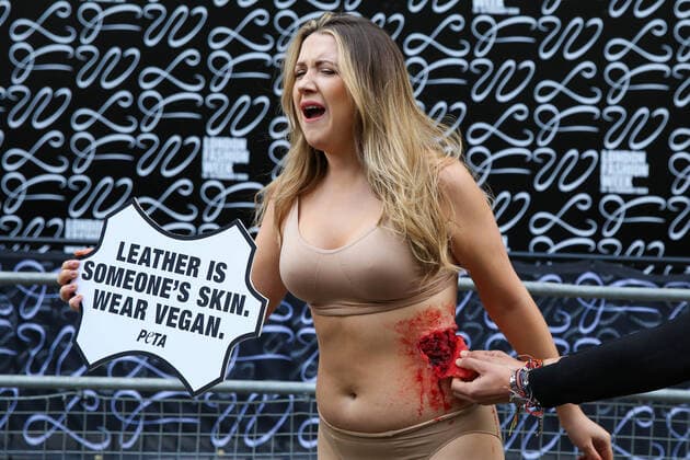 News Bilder des Tages February 14, 2020, London, UK, UK: London, UK. A half naked PETA (People for the Ethical Treatment of Animals) activist holds a sign LeatherÃ‚ Is Someone s Skin. Wear VeganÃ¢â‚¬â ¢ as her skin is ripped off during a protest at start of London Fashion Week against the use of animal products in the leather industry. London UK  - ZUMAl94_ 20200214_zaf_l94_035 Copyright: xDinendraxHariax