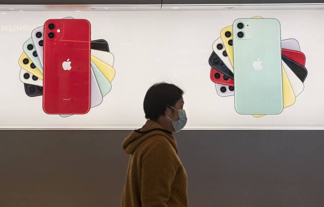 February 12, 2020, Hong Kong, China: A shopper walks past the American multinational technology company Apple store displaying Iphone banners at its entrance in Hong Kong. Hong Kong China - ZUMAs197 20200212_zab_s197_013 Copyright: xBudrulxChukrutx