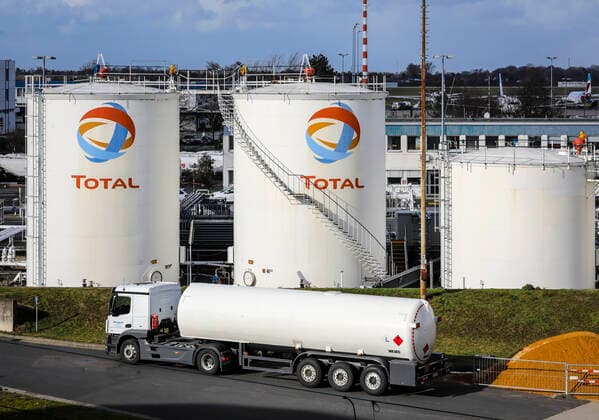 11.02.2020, Duesseldorf, Nordrhein-Westfalen, Deutschland - Total, Flugbenzin Lagertanks am Duesseldorfer Flughafen. Duesseldorf Nordrhein-Westfalen Deutschland *** 11 02 2020, Duesseldorf, North Rhine-Westphalia, Germany Total, aviation fuel storage tanks at Duesseldorf airport Duesseldorf North Rhine-Westphalia Germany