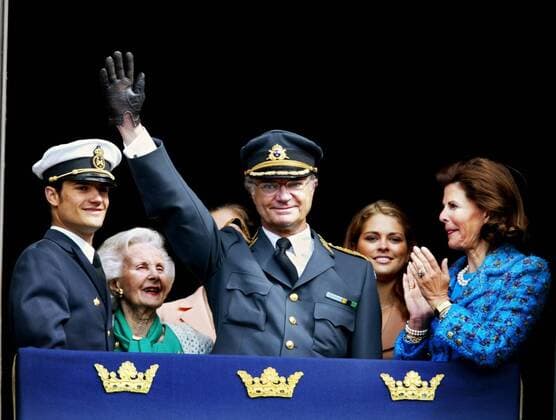 STOCKHOLM 020430 - Kungen tar emot gratulationer av allmänheten omgiven av pa sin 56-arsdag. Tusentals människor hade samlats pa yttre borggarden för att fira Kungen och för att fa en skymt av kungafamiljen i ett av fönstren. Pa bilden: Prins Philip, prinsessan Lilian, Kung Carl XVI Gustaf, prinsessan Madeleine och drottning Silvia. STOCKHOLM SVERIGE PB-KOD: 1012 x1012x *** STOCKHOLM 020430 The King receives congratulations from the public surrounded by his 56th birthday Thousands of people had gathered on the outer courtyard to celebrate the King and to get a glimpse of the royal family in one of the windows in the picture Prince Philip, Princess Lilian, King Carl XVI Gustaf, Princess Madeleine and Queen Silvia STOCKHOLM SWEDEN PB CODE 1012 x1012x,  Copyright: xTONIxSICAx CARL XVI GUSTAF 56-ÅRSDAGEN
