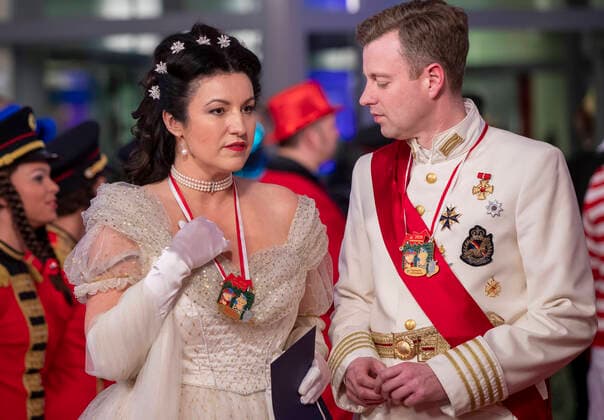 2020 Bilder des Jahres, Entertainment 02 Februar Entertainment Themen der Woche KW07 Entertainment Bilder des Tages Veitshoecheim, Mainfrankensaelen, 14.02.2020, Fastnacht in Franken 2020 Bild: Dorothee Baer (CSU), Staatsministerin und Beauftragte der Bundesregierung für Digitalisierung, mit Ehemann Oliver Baer, Landrat des Landkreises Hof *** Veitshoecheim, Mainfrankensaelen, 14 02 2020, Fastnacht in Franken 2020 Picture Dorothee Baer CSU , Minister of State and Federal Government Commissioner for Digitisation, with husband Oliver Baer, District Administrator of the District of Hof Copyright: HMBxMedia xHeikoxBecker