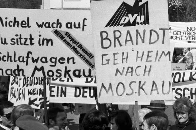 Marsch auf Bonn der Rechtsradikalen 1972 gegen Ratifizierung der Ostvertraege. DEU, Deutschland, Bonn: Alt- und Neonazis mit DVU, NPD, ANR, Wikingjugend u.a. inszenierten in Bonn am 30.4.1972 einen Marsch auf Bonn , um die Ratifizierung der Ostvertraege der Regierung Willy Brandt zu verhindern. DEU, Germany, Bonn: Old and neo-Nazis with DVU, NPD, ANR, Viking Youth and others staged a march on Bonn in Bonn on 30 April 1972 to prevent the ratification of the Eastern Treaties of the Willy Brandt government. NRW