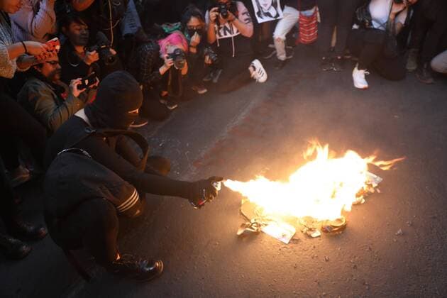 Women protest outside the newspaper La Prensa in Mexico City, Mexico, 14 February 2020. Hundreds of Mexican activists who marched in the capital against gender violence this Friday set four vehicles in a newspaper on fire as a reprisal to the media that spread images of Ingrid Escamilla s femicide. EFE Sashenka Gutiérrez Feminists burn a newspaper vehicle in Mexico City !ACHTUNG: NUR REDAKTIONELLE NUTZUNG!  Copyright: xSashenkaxGutierrezx AME2627 20200215-637173325237524540