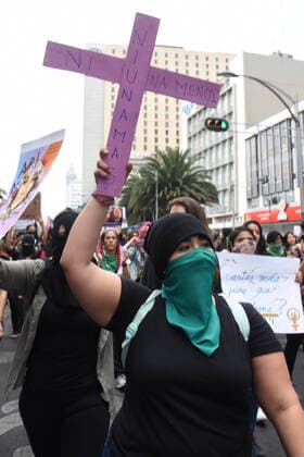 Women during a riots protest in Mexico MEXICO CITY, MEXICO - FEBRUARY 14: Several feminist demonstrators take part a protest against gender-based violence against of women after the murder of Ingrid Escamilla, 25, stabbed to death and then skinned by her partner in the north of Mexico City at Reforma Avenue on February 14, 2020 in Mexico City, Mexico Copyright: xIlianaxSuarezx EYE_4362